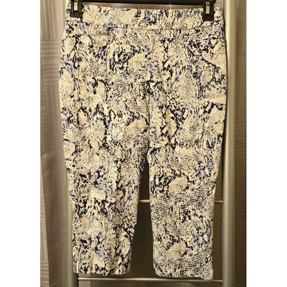 Chicos Womens White Blue Alligator Print Cropped Chino 29x16 Bermuda Shorts Sz 0